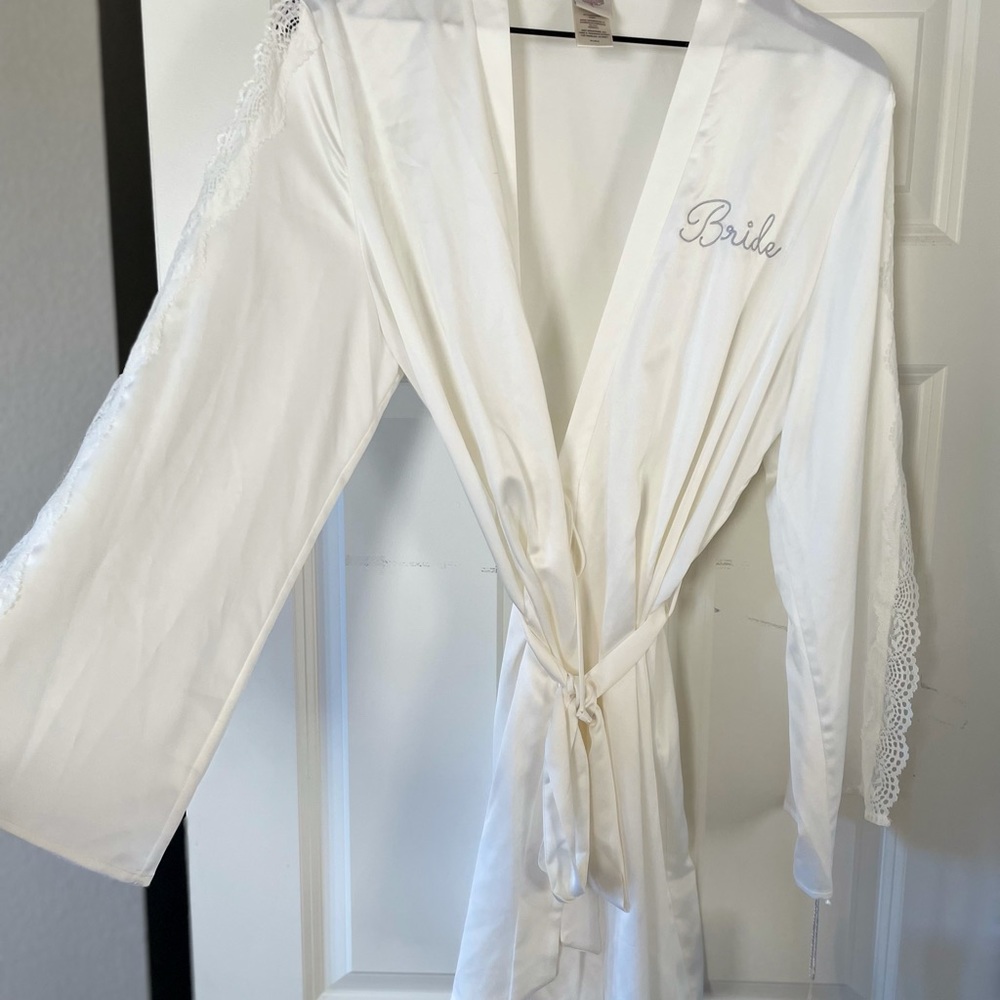 NWT!!! Beautiful white robe for the bride from In Bloom Intimates. Size M/L.